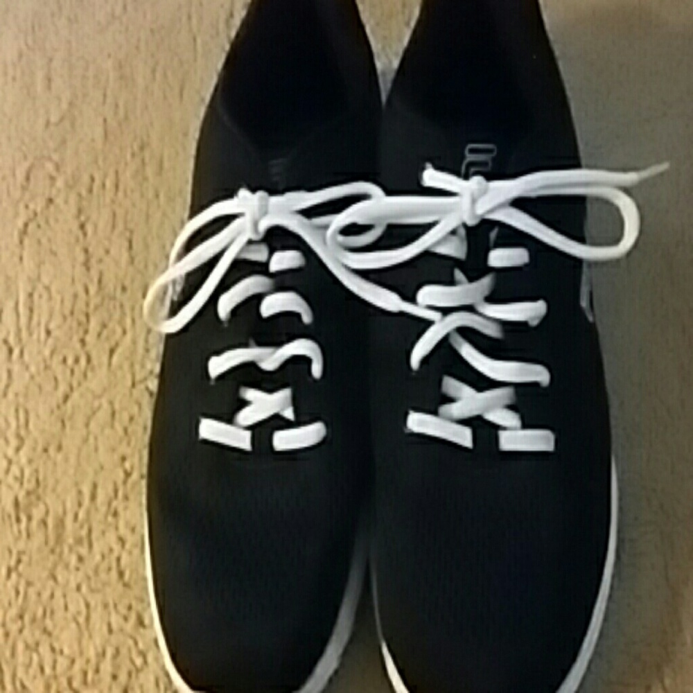 EUC Fila sneakers Reposh too small for me